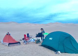 砂漠でテントを張る