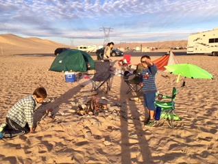 砂漠でキャンプ